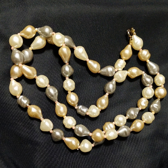 Baroque Pearl Necklace Can Be Worn 2strand White Antique and Cream